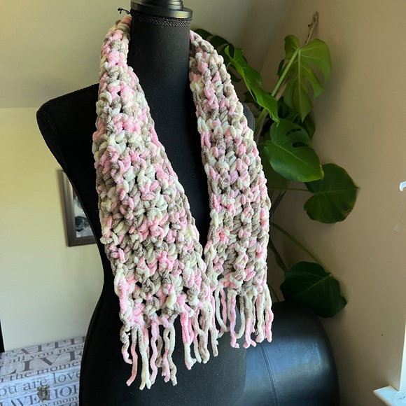 Vintage Bernat Yarn Knit Fringe Scarf Ivory Pink Gray Chunky 40” Plus - Picture 2 of 11